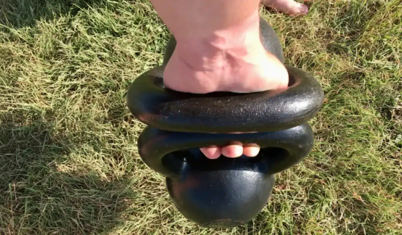 Barefoot Grip Strength Lifting Kettlebells with Toes Barefoot Grip Strength Lifting Kettlebells with Toes